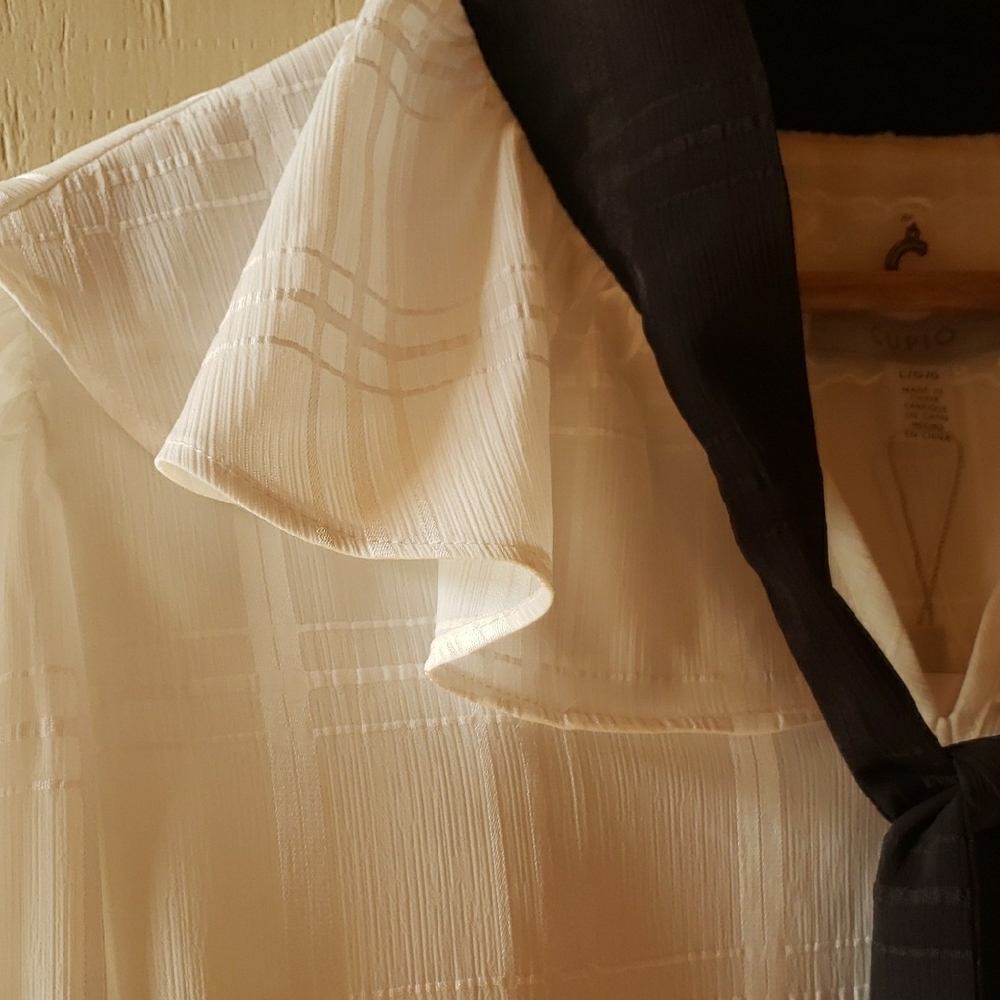😊Cupio White Blouse with Black Tie Accent - Picture 2 of 8